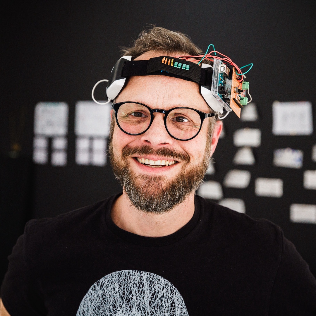 Oliver Heidorn mit dem Mindscape-EEG-Leser